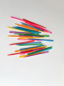 Set of 5 plastic needles - 6,5 cm - coloured