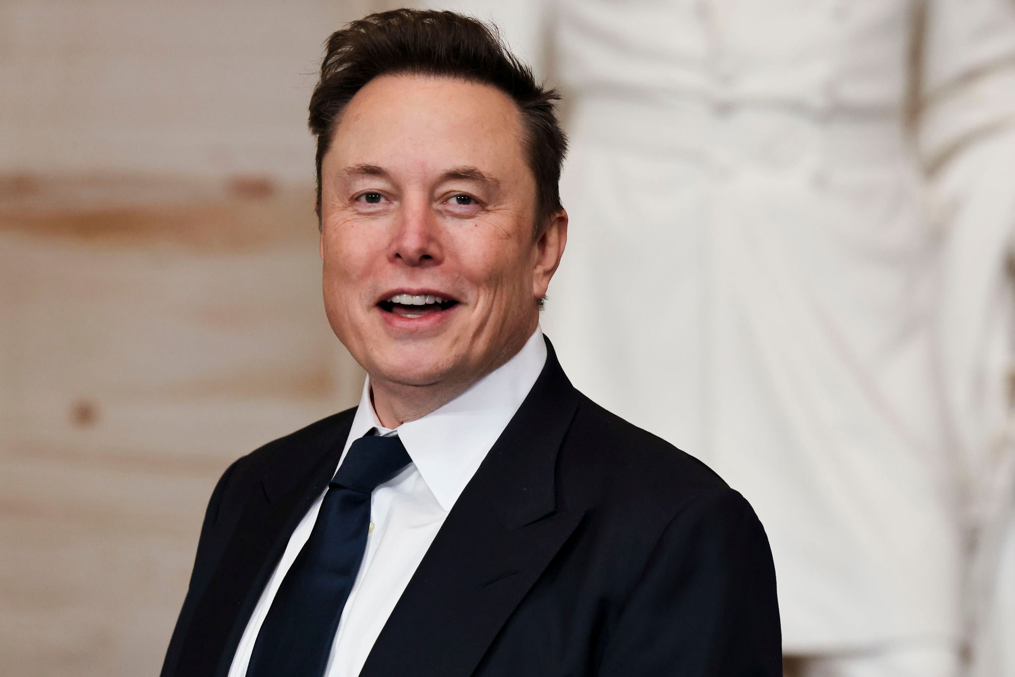 Pantofii lui Elon Musk: Ce poartă miliardarul tech și legătura neașteptată cu industria încălțămintei