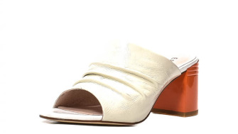 REDUCERI între 15% și 30% la sandale, papuci și pantofi sport