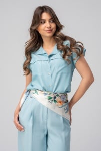 Cămașă Luisa Aqua din modal, cu croi lejer și buzunare frontale