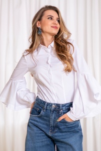 Cămașă Karoly – Alba, cu croi cambrat și manșete cu volane ample