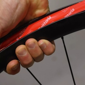 Bandă jantă tubeless Vittoria 21 mm x 9 m, roșu/alb - Img 3