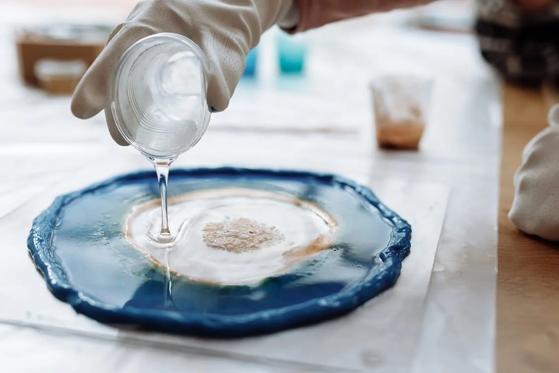 Rășina Epoxidică Transparentă: Cum Poți Să Creezi Decorațiuni Handmade