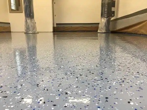 Pardoseală epoxidică cu chips-uri decorative IZOCOR - Img 4