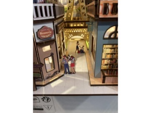 Revell Lumi Miniaturale Realizate Manual Pentru Asamblare Paris: Tiny Adventures Book Nook Rev00539 - Img 4