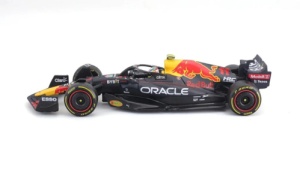 Macheta masinuta Bburago 1/18 Oracle Red Bull Racing sofer Sergio Perez cu casca BB18003/11 - Img 3