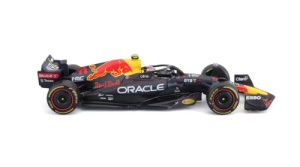 Macheta masinuta Bburago 1/18 Oracle Red Bull Racing sofer Sergio Perez cu casca BB18003/11 - Img 4