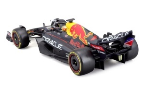 Macheta masinuta Bburago FORMULA 1 1/24 ORACLE Red Bull cu casca Team #1 Max Verstappen 28026/1 - Img 4