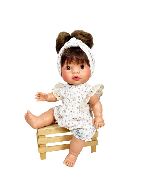 Papusa Nines D'Onil, Joy, cu parul saten, cu bentita alba, cu miros de vanilie, 37 cm