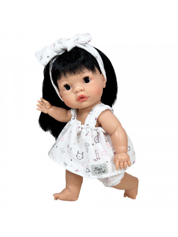 Papusa Nines D'Onil, Joy, cu parul brunet, cu rochie alba, cu miros de vanilie, 37 cm