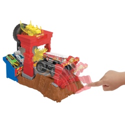 HOT WHEELS MONSTER TRUCKS ENTRY CHALLENGE ARENA SMASHERS PROVOCAREA FIRE CRASH - Img 4