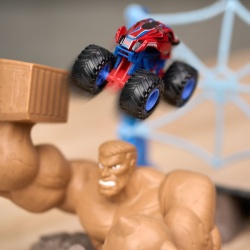 MONSTER JAM MARVEL SET UIMITORUL SPIDER MAN BATALIA DIN ORASUL OMULUI NISIP - Img 8
