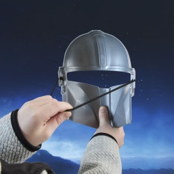 STAR WARS MANDALORIANUL SI GROGU SET BLASTER SI MASCA MANDALORIANUL CU LUMINI SI SUNETE - Img 3