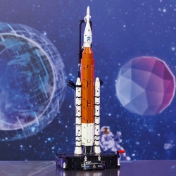 LEGO TECHNIC RACHETA SISTEMULUI DE LANSARE SPATIALA NASA ARTEMIS 42221 - Img 2