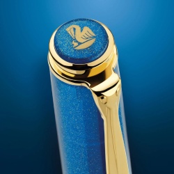 STILOU CLASSIC M200 F, CU PISTON, PENITA DIN OTEL INOXIDABIL PLACAT CU AUR, ACCESORII PLACATE CU AUR, CORP GOLDEN LAPIS, IN CUTIE CADOU - Img 2