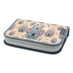 PENAR ECHIPAT 26 PIESE CU 1 CLAPA, INCLUDE ARTICOLE DE COLORIAJ, ARTICOLE PENTRU SCRIS SI STERS, FERMOAR ASCUNS, INTERIOR TEXTIL, DIMENSIUNE 13.5 X 19.5 X 3.5 CM, MOTIV KOALA FUN