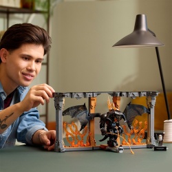 LEGO ICONS STAPANUL INELELOR DIORAMA PENTRU BIBLIOTECA CU UN BARLOG 10367 - Img 5