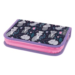 PENAR ECHIPAT 16 PIESE, INCLUDE ARTICOLE DE COLORIAJ, ARTICOLE PENTRU SCRIS SI STERS, FERMOAR ASCUNS, INTERIOR TEXTIL, DIMENSIUNE 13.5 X 19.5 X 3.5 CM, MOTIV KOALA