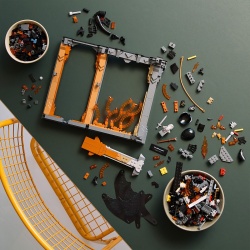 LEGO ICONS STAPANUL INELELOR DIORAMA PENTRU BIBLIOTECA CU UN BARLOG 10367 - Img 6