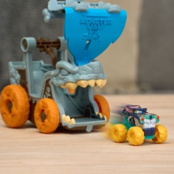 MONSTER JAM MINI JAMS SET DE JOACA LANSATOR MEGALODON DISTRUGATOR MARIN - Img 8
