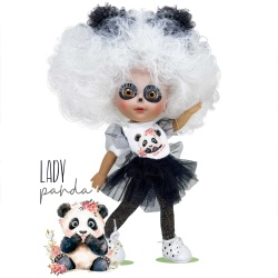 Papusa Nines D'Onil, Dainty Lady Panda, din vinil, cu tematica urs panda adorabil, 28 cm