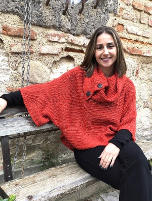 Pulover rosu cu maneci liliac - Img 1