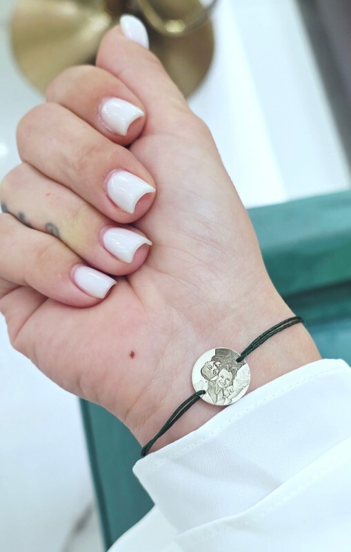 Brățările cu bănuț gravat – simboluri, semnificații și eleganță personalizată