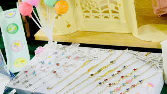Bijuterii pentru bebeluși: Tot ce trebuie să știi despre cercei, brățări și accesorii personalizate
