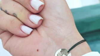 Brățările cu bănuț gravat – simboluri, semnificații și eleganță personalizată