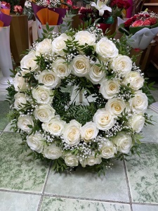 Coroană funerară flori naturale -Suport rotund cu picior