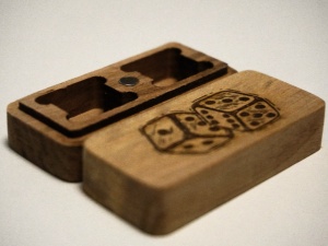 Natural Wood Dice Storage Box (Two D6-Dice) - Img 2