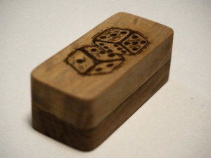 Natural Wood Dice Storage Box (Two D6-Dice) - Img 4