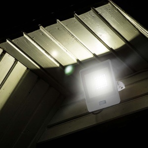 REFLECTOR LED SMD 20W 400K IP65 CU SENZOR MISCARE - ALB - Img 5