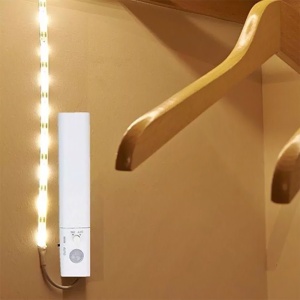 BANDA LED 2835 2.4W 1M 4000K SENZOR MISCARE ALIMENTARE BATERII 4XAAA - Img 4