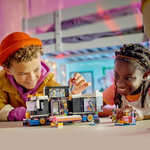 LEGO FRIENDS AUTOCAR DE TURNEU PENTRU STARURI POP 42619 - Img 2