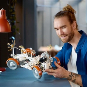LEGO TECHNIC ROVERUL SELENAR DIN MISIUNILE NASA APOLLO 42182 - Img 2
