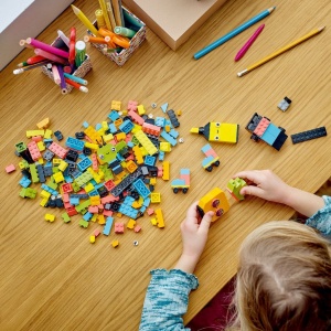 LEGO CLASSIC DISTRACTIE CREATIVA CU NEOANE 11027 - Img 3