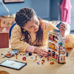 LEGO FRIENDS CASTELUL PENSIUNE 42638 - Img 2