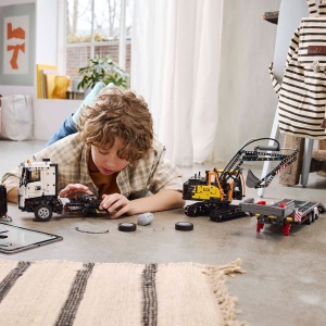 LEGO TECHNIC CAMIONUL FMX ȘI EXCAVATORUL ELECTRIC EC230 DE LA VOLVO 42175 - Img 2