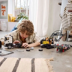 LEGO TECHNIC CAMIONUL FMX ȘI EXCAVATORUL ELECTRIC EC230 DE LA VOLVO 42175 - Img 2