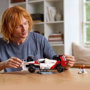 LEGO ICONS MCLAREN MP4/4 SI AYRTON SENNA 10330 - Img 2