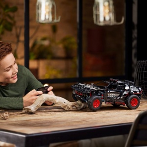 LEGO TECHNIC AUDI RS Q E TRON 42160 - Img 2