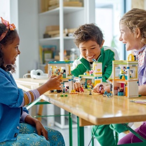 LEGO FRIENDS SCOALA INTERNATIONALA DIN HEARTLAKE 41731 - Img 2