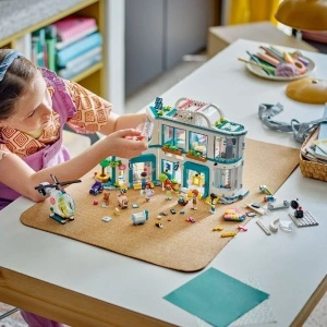 LEGO FRIENDS SPITALUL ORASULUI HEARTLAKE 42621 - Img 3