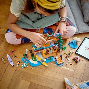 LEGO FRIENDS SPORTURI NAUTICE IN TABARA DE AVENTURI 42626 - Img 3