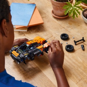LEGO TECHNIC NEOM MCLAREN EXTREME E RACE CAR 42166 - Img 3