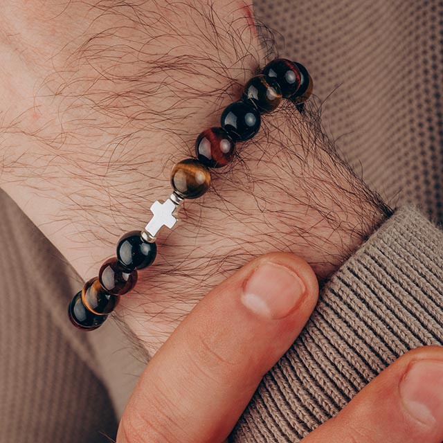 Brățările bărbătești cu pietre semiprețioase și argint: eleganță, simbolism și personalizare