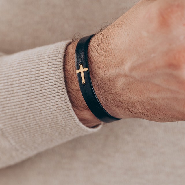 Brățările Personalizate din Piele cu Cruce din Aur 14K – Simbolul Eleganței și Spiritualității