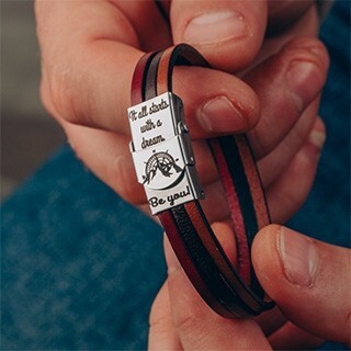 Armbänder aus Leder und Stahl