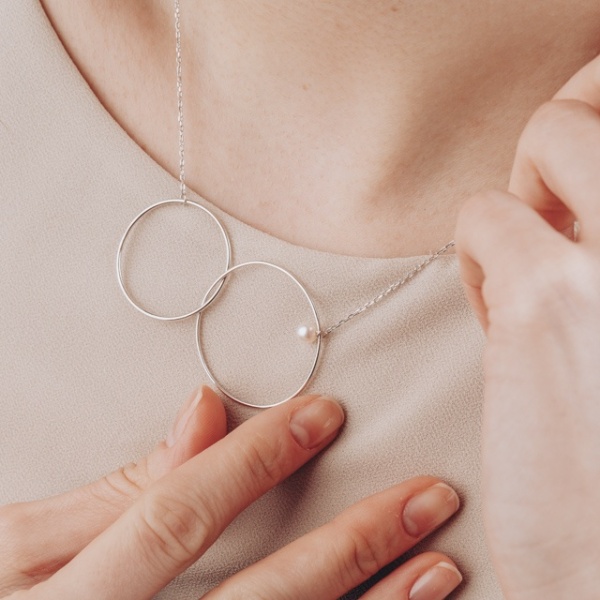 Rhodiniertes Silbercollier mit zwei Reifen und weißer Perle | Evana